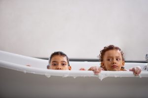 kids-peeking-up-out-of-a-bathtub